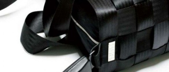 Paolo Ferrari -Bolsos hechos con cinturones de seguridad reciclados
