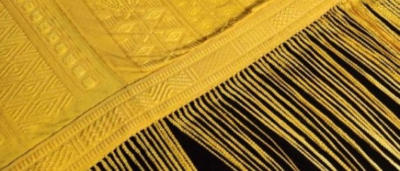 Chal o manto tejido de la seda de arañas de oro