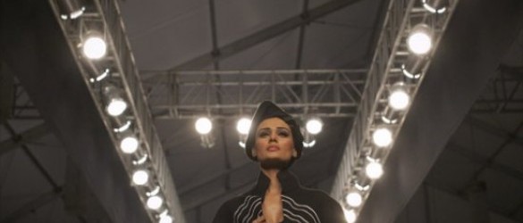 Modelos paquistaníes retan al Talibán en la primera Semana de la Moda del país