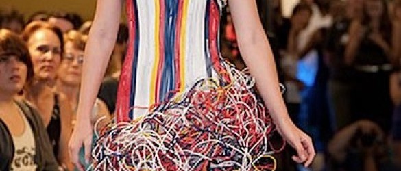 Vestido confeccionado con cables de ordenadores